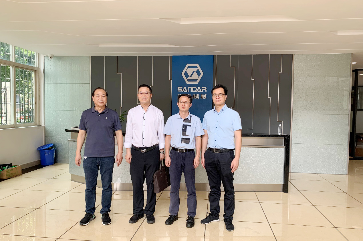 熱烈歡迎省人大代表、省工信廳領(lǐng)導(dǎo)蒞臨先達數(shù)控機械參觀調(diào)研！